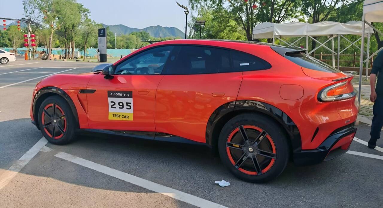 Xiaomi YU7 in arancione di lato