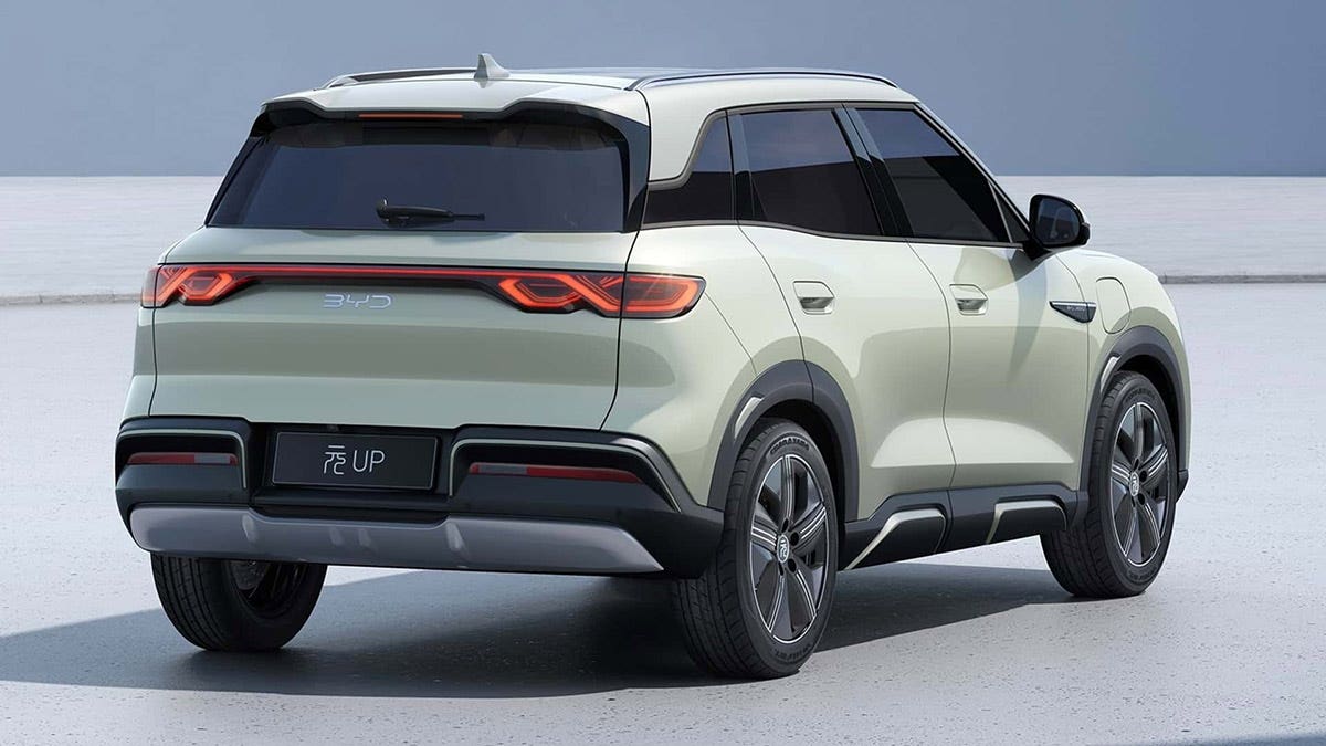 byd atto 2 dietro