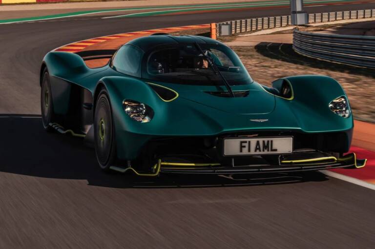 Un’Aston Martin che possono comprare tutti e un’altra decisamente per pochi