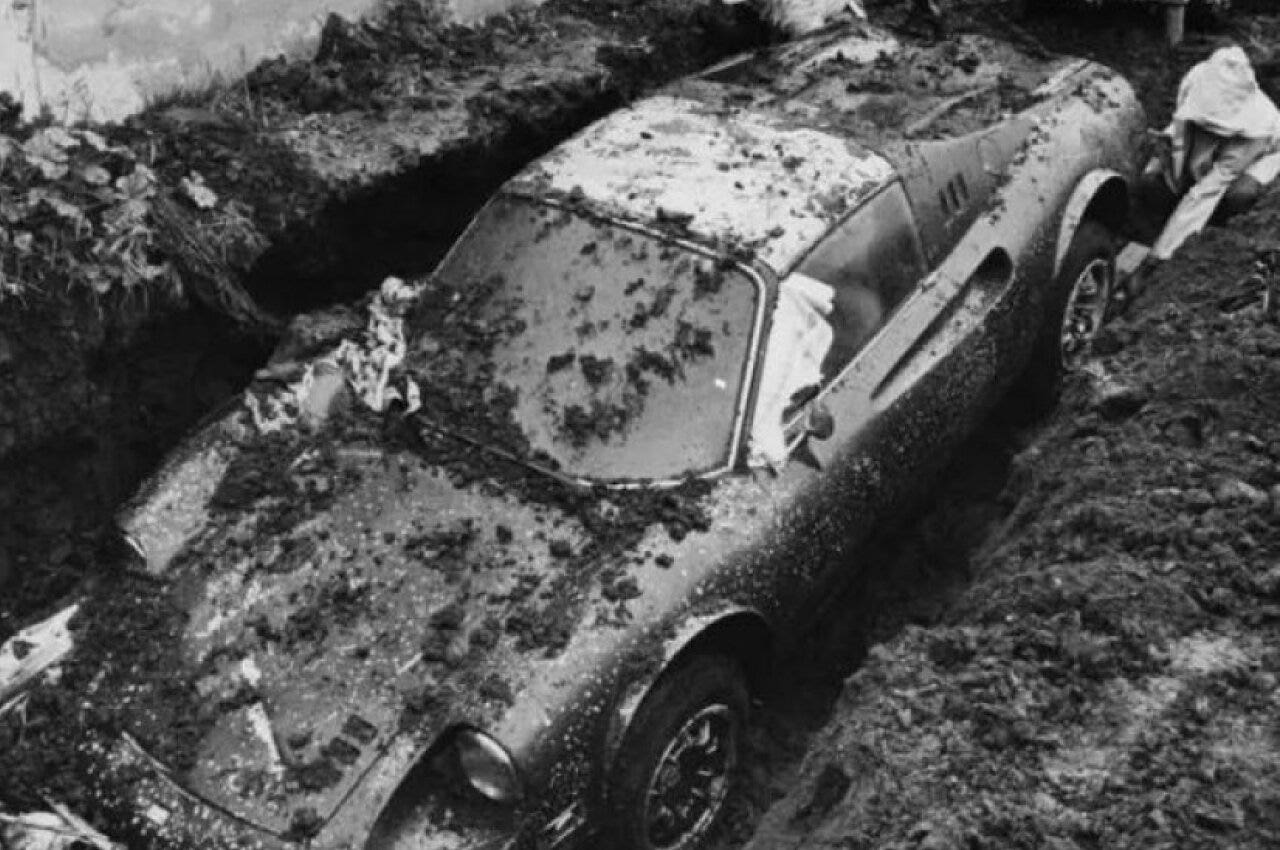 La Ferrari Dino ritrovata in giardino: una storia incredibile di passione e mistero