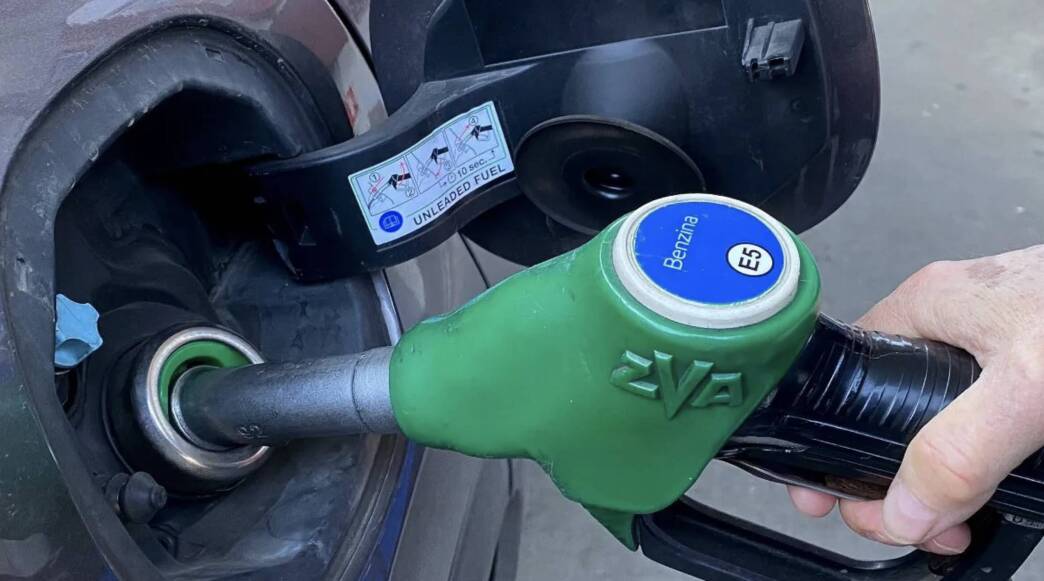 L’Iran minaccia di chiudere lo Stretto di Hormuz: nel caso, boom del prezzo del petrolio e quindi della benzina.