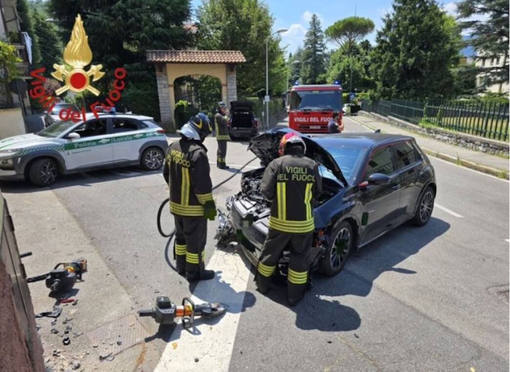 A nostro giudizio, è falsa la pseudo notizia secondo cui un’auto elettrica sarebbe partita senza il guidatore, per poi schiantarsi.