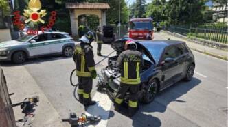 A nostro giudizio, è falsa la pseudo notizia secondo cui un’auto elettrica sarebbe partita senza il guidatore, per poi schiantarsi.