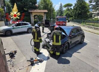 A nostro giudizio, è falsa la pseudo notizia secondo cui un’auto elettrica sarebbe partita senza il guidatore, per poi schiantarsi.