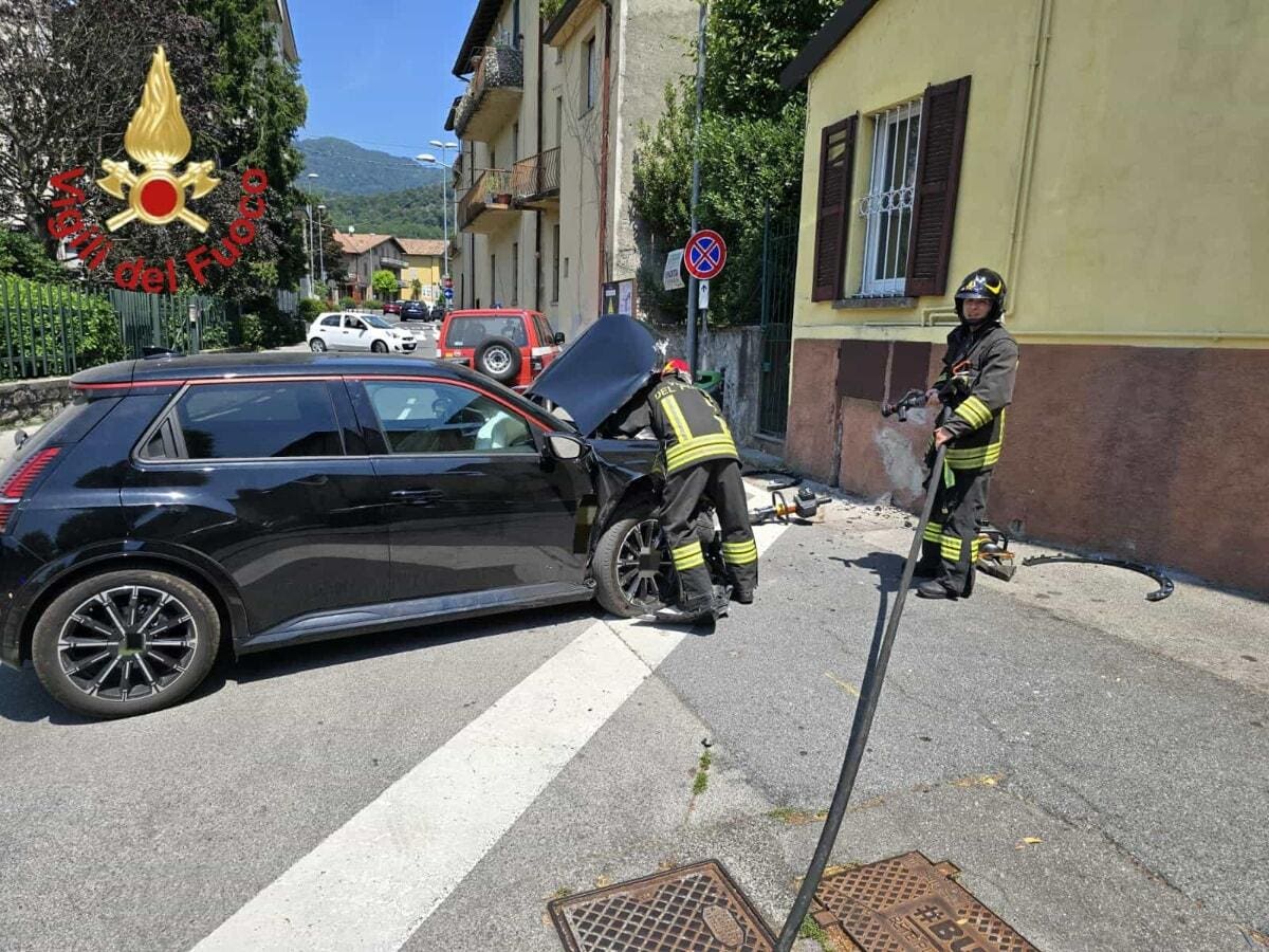 A nostro giudizio, è falsa la pseudo notizia secondo cui un’auto elettrica sarebbe partita senza il guidatore, per poi schiantarsi.