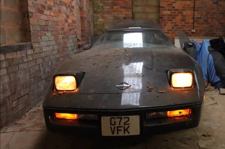 Chevrolet Corvette C4 dimenticata per decenni: polvere e abbandono non fermano il ruggito