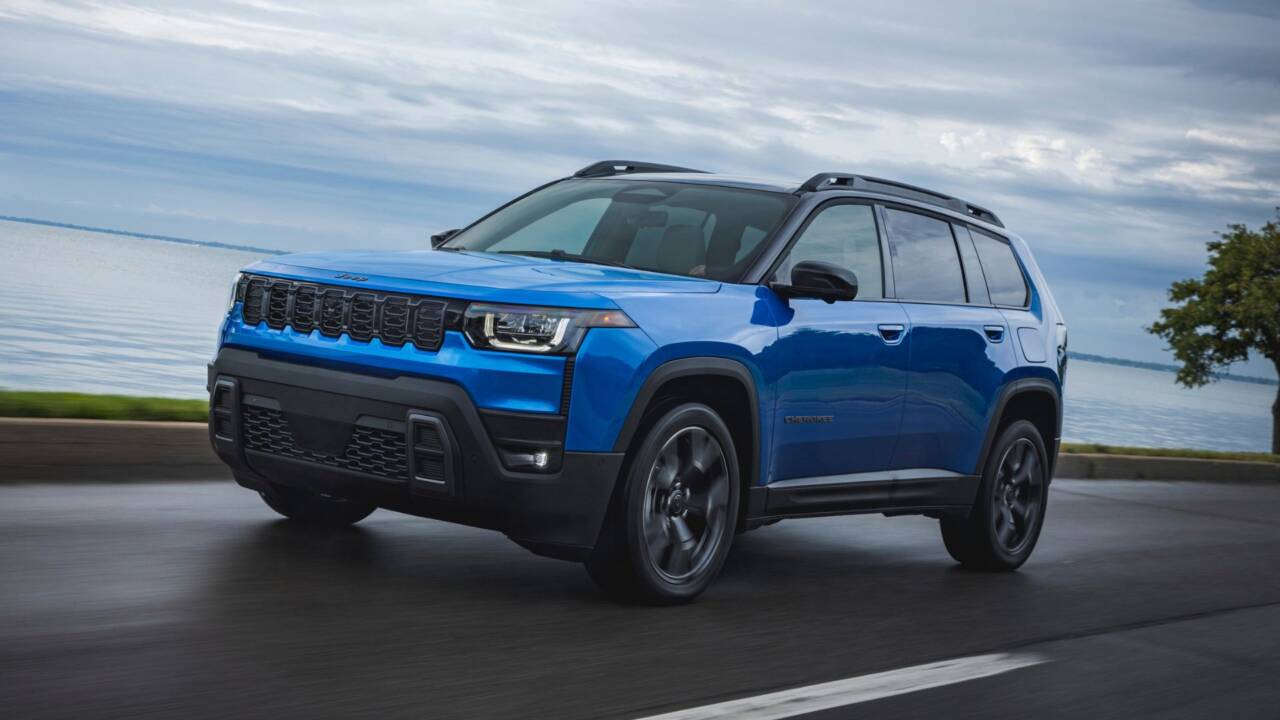 Su LinkedIn, il CEO Stellantis Filosa festeggia il ritorno in USA della Jeep Cherokee: ecco perché.
