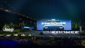 Su LinkedIn, il CEO Stellantis Filosa festeggia il ritorno in USA della Jeep Cherokee: ecco perché.
