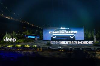 Su LinkedIn, il CEO Stellantis Filosa festeggia il ritorno in USA della Jeep Cherokee: ecco perché.