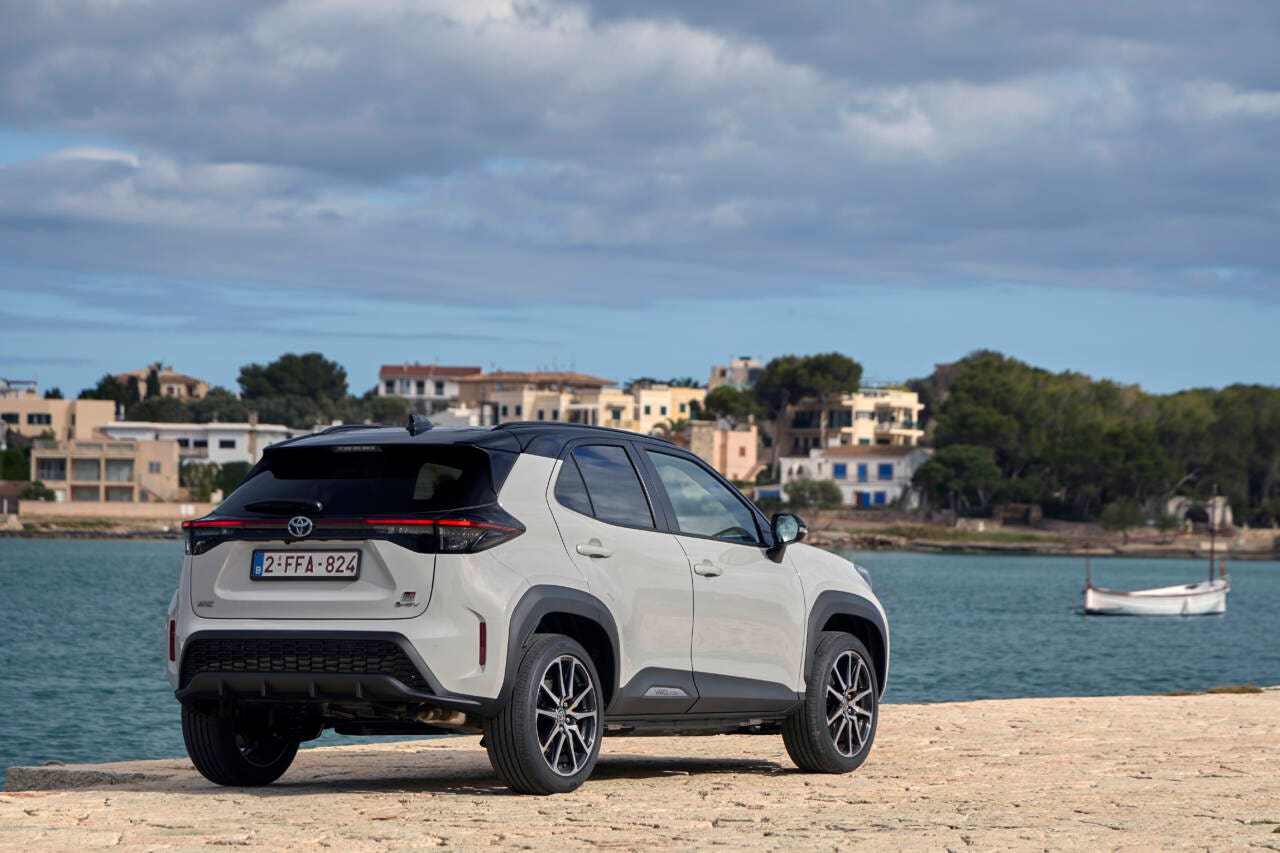 toyota yaris cross dietro
