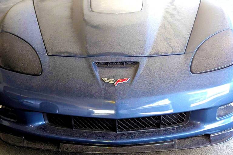 Corvette C6 ZR1 lasciata sotto una coltre di polvere: storia della perla che nessuno reclama