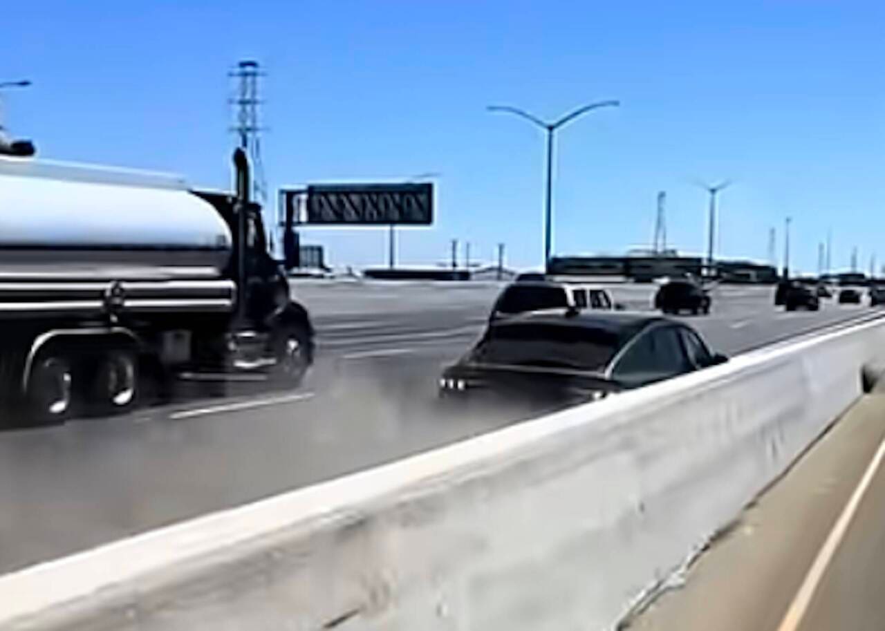 Fake Guida autonoma Mustang Mach-E che causa un incidente