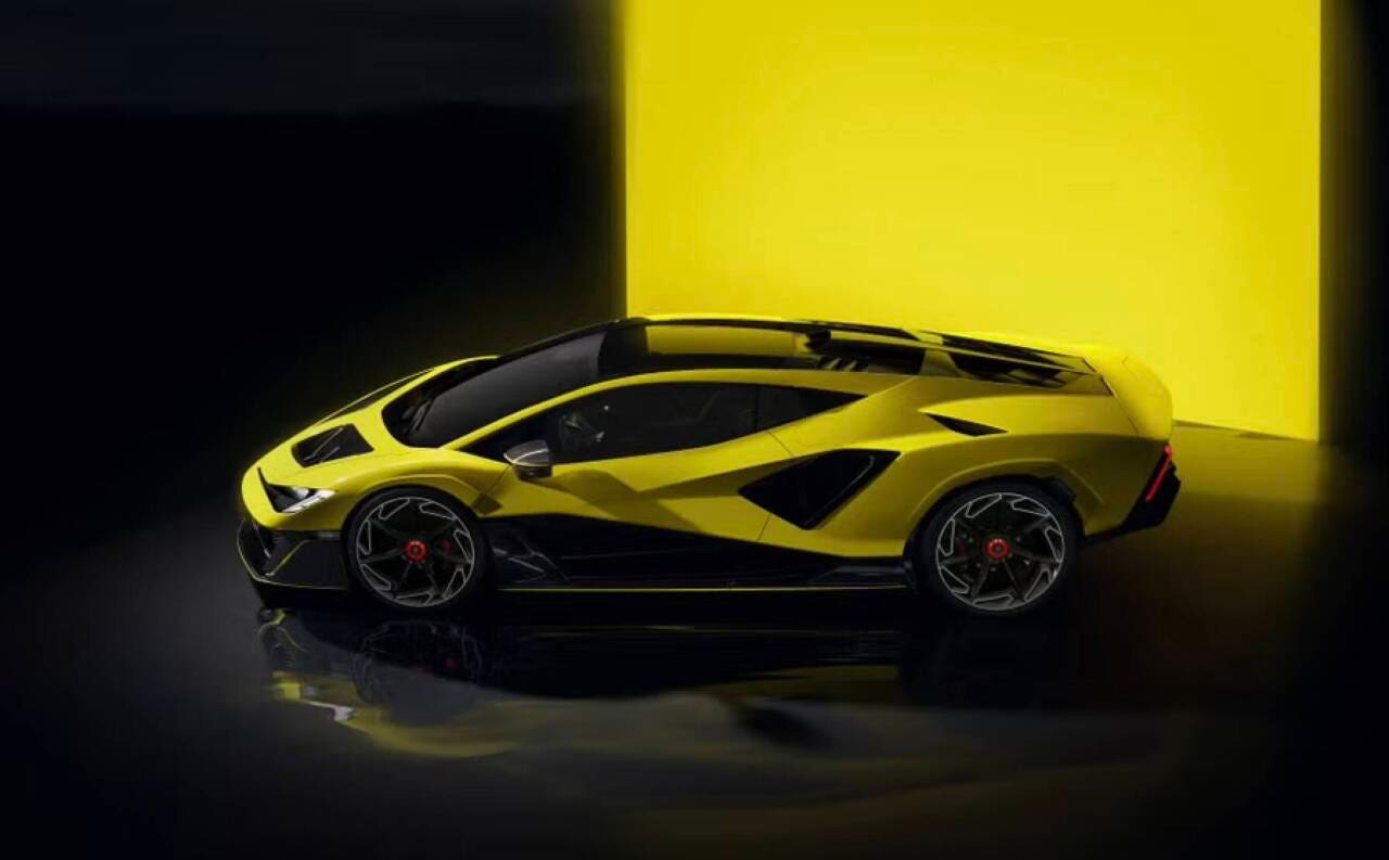 Lamborghini Fenomeno di lato