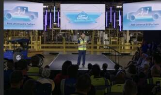 Ford lancia la sfida elettrica mondiale a Tesla e BYD: che azzardo