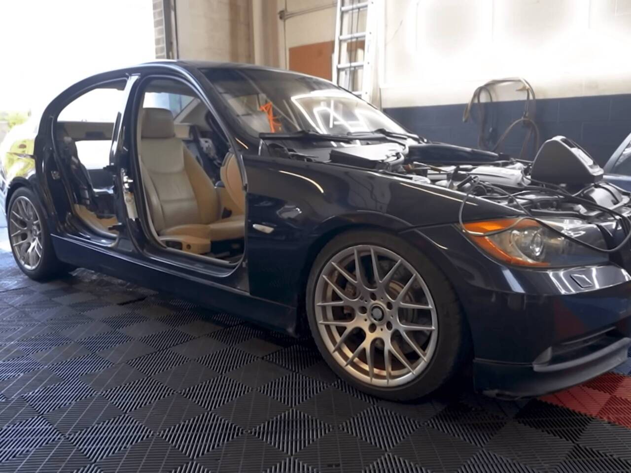 Tiktoker fa tuning con AI a una vecchia BMW trasformandola in una “bomba” 2