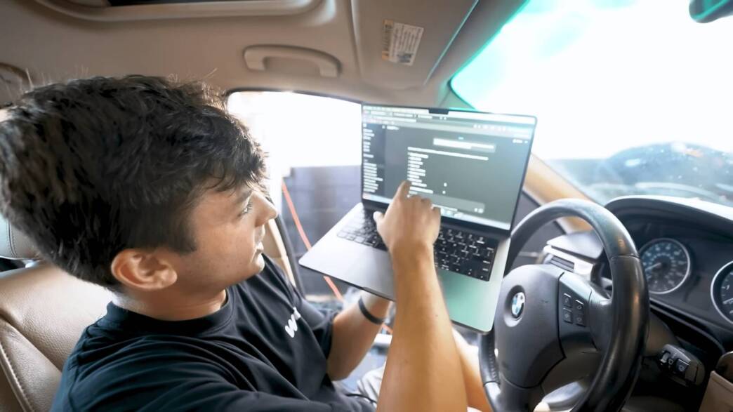 Tiktoker fa tuning con AI a una vecchia BMW trasformandola in una “bomba” 2