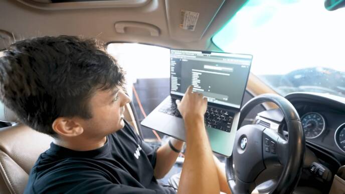Tiktoker fa tuning con AI a una vecchia BMW trasformandola in una “bomba” 2