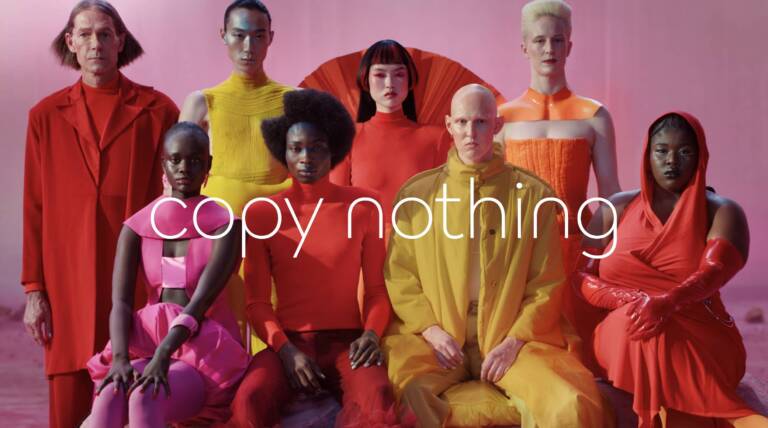 Jaguar insiste con la campagna woke: il Giaguaro è un treno elettrico in corsa verso l’ignoto