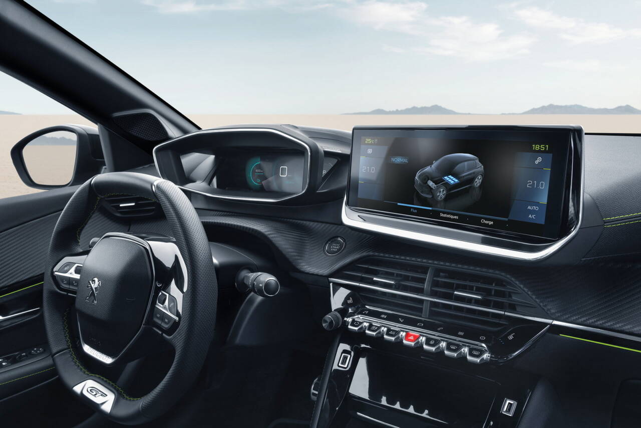 Peugeot e-208 dentro