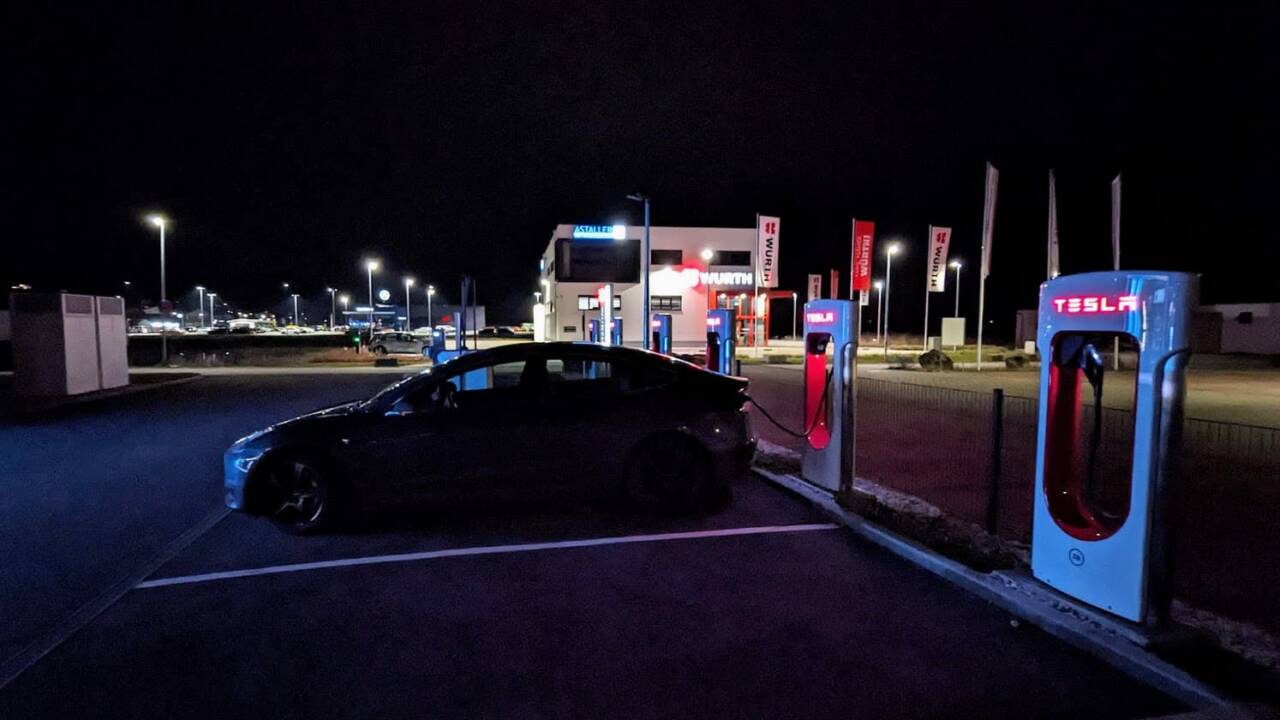 tesla in ricarica