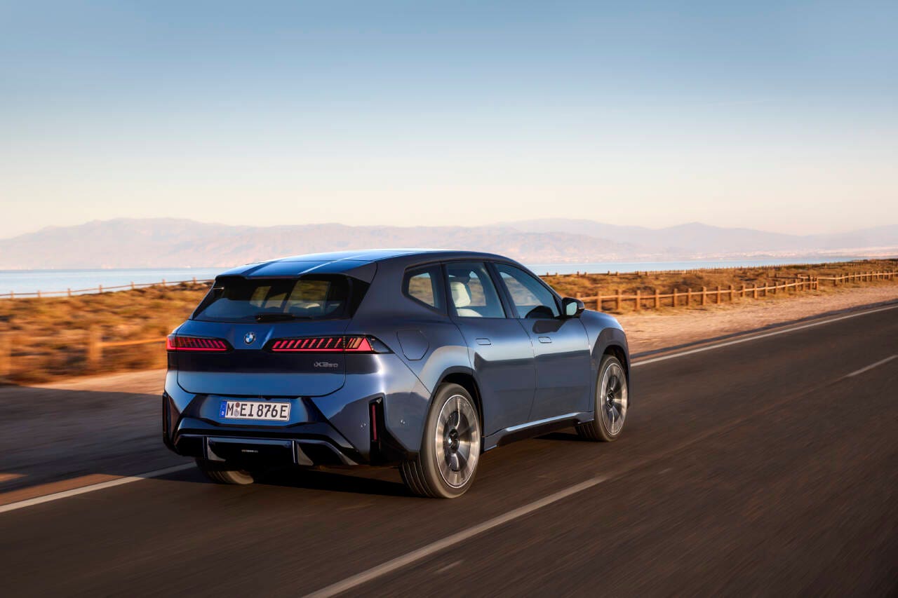 Nuova BMW iX3 dietro