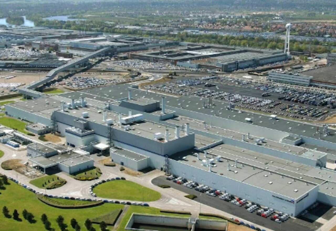 Chiusura addirittura per tre settimane per la fabbrica Stellantis di Poissy in Francia. Ma si parla di trasformazione in stadio del PSG.