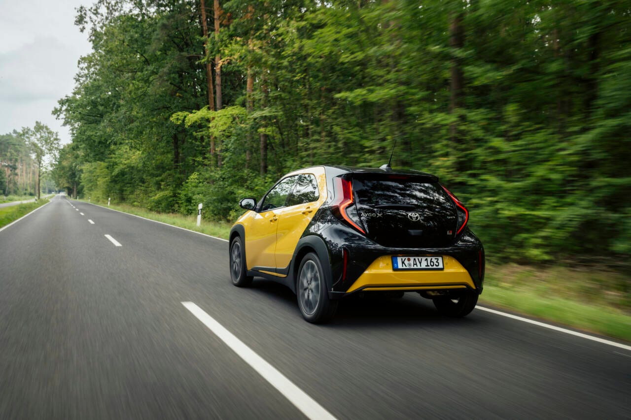 Toyota Aygo X full hybrid 2025 dietro