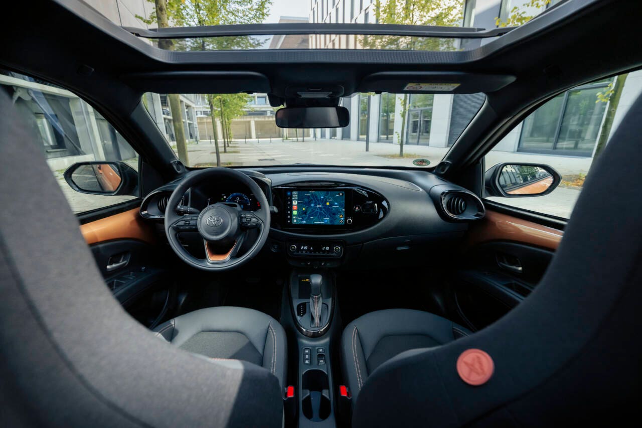 Toyota Aygo X full hybrid 2025 dentro