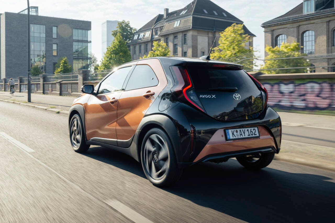 Toyota Aygo X full hybrid 2025 dietro