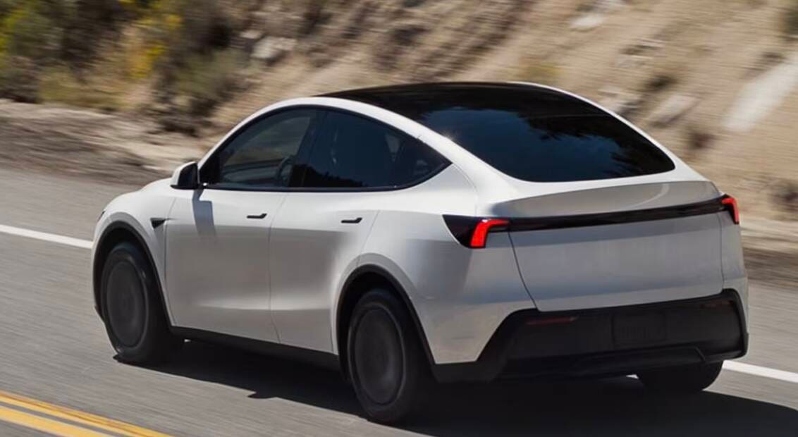 Tesla Model Y dietro bianca