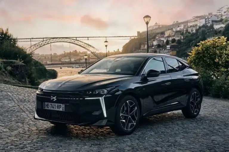 DS N°4, la nuova berlina compatta gioca a fare la superlusso multi-energia