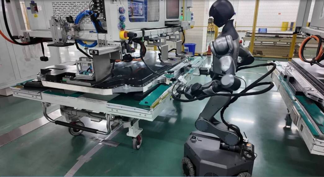 Robot umanoide di CATL per fare le batterie