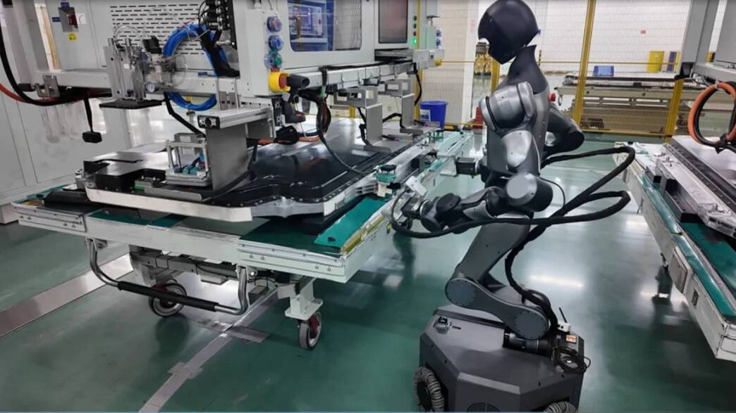 Robot umanoide di CATL per fare le batterie