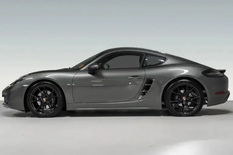 Benzina irresistibile: Porsche si pente sulle sue 718 elettriche