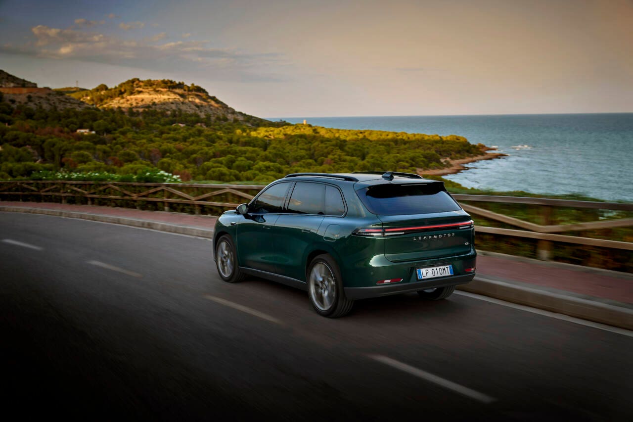Leapmotor C10 AWD da 600 CV dietro