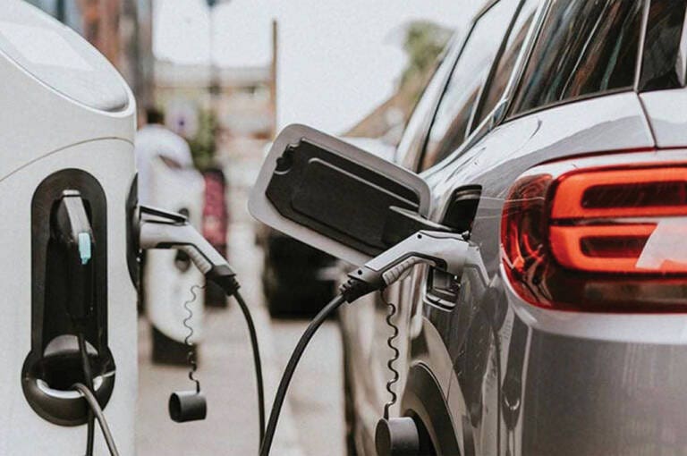Si parla tanto di sorpasso delle elettriche sulle benzina: non è come sembra