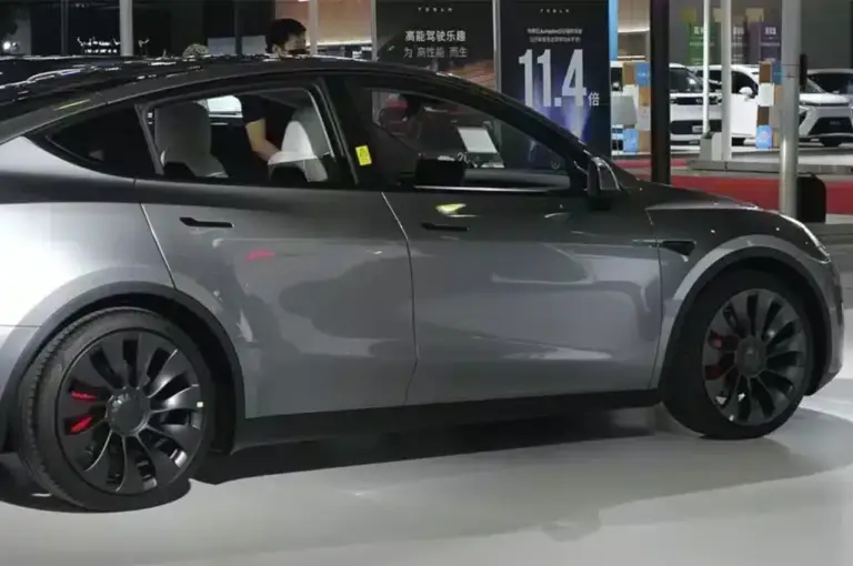 Tesla Model Y, adesso anche a 7 posti: praticamente una monovolume