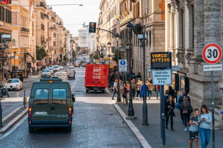 Roma, le elettriche sono un problema da risolvere con un pass da 1.000 euro