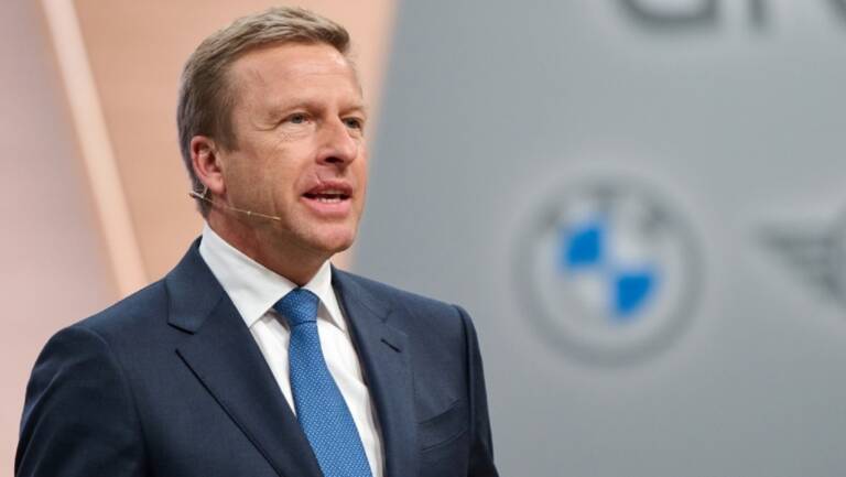 Zipse, CEO di BMW: “Se la dipendenza dalle batterie cinesi è così preoccupante, perché l’Europa vieta le auto termiche?”