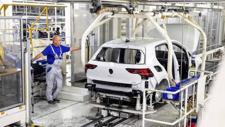 Volkswagen, Blume mette in discussione il made in Germany: “Così non è più sostenibile”