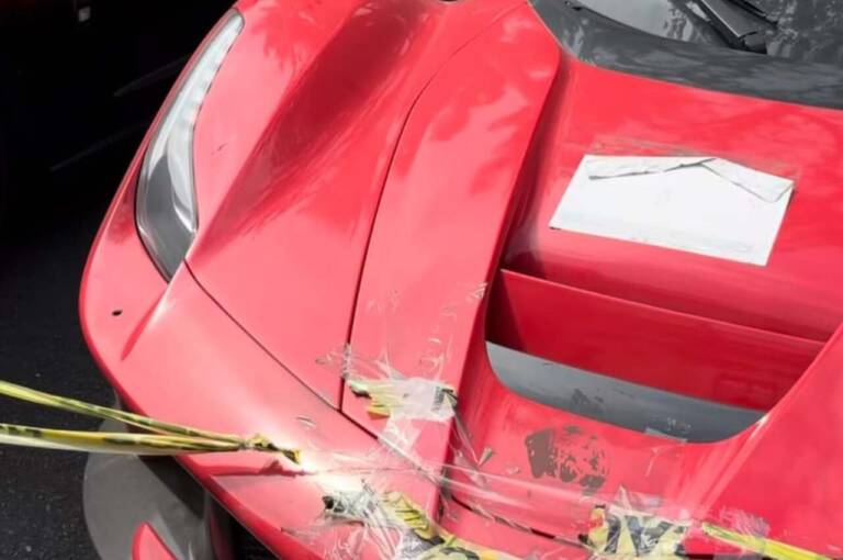 Ferrari “criminale”, un capolavoro parcheggiato sotto i colpi del clima tropicale