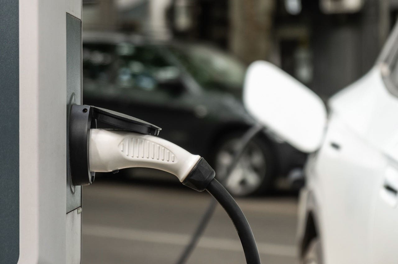 auto elettrica ricarica