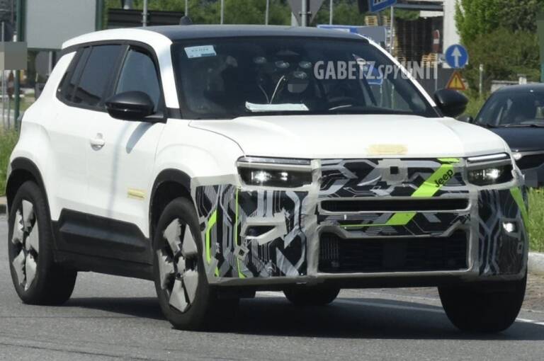 Jeep Avenger pronta al facelift: il modello 2027 si mostra già su strada