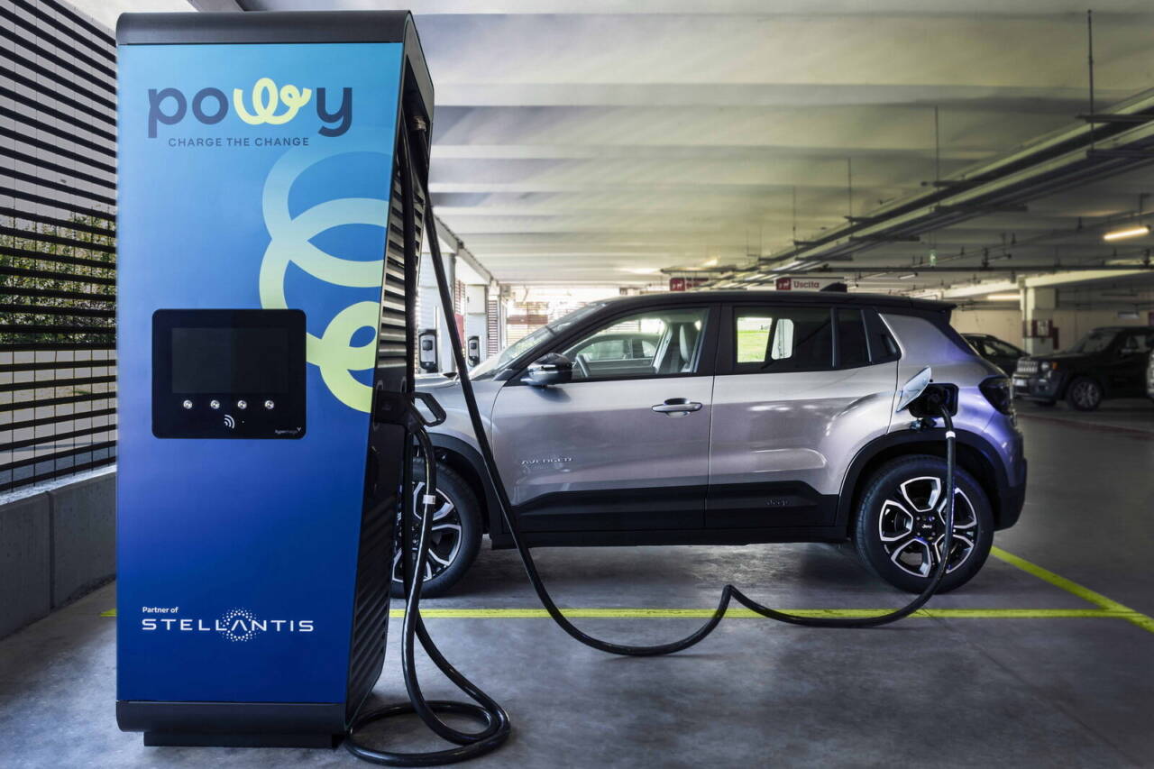 auto elettriche in ricarica