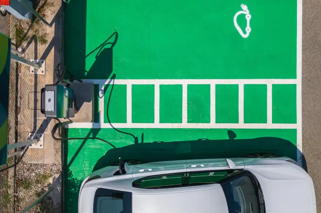 auto elettriche in ricarica