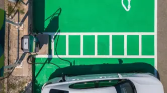 auto elettriche in ricarica