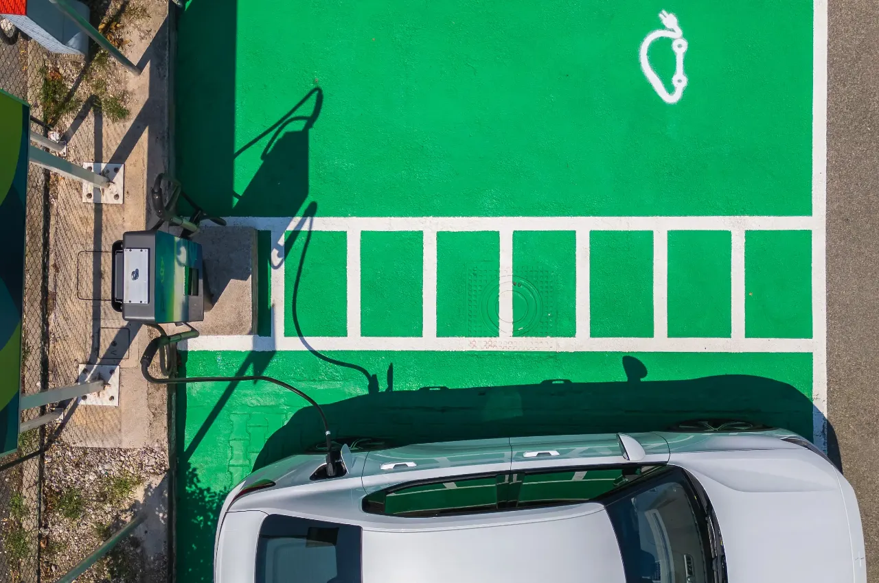 auto elettriche in ricarica