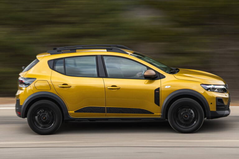 Dacia Sandero diventa elettrica: difficile restare ancora accessibile