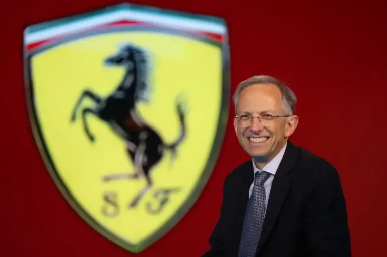 Ferrari, il piano fino al 2030: elettriche sì, ma anche benzina e ibride