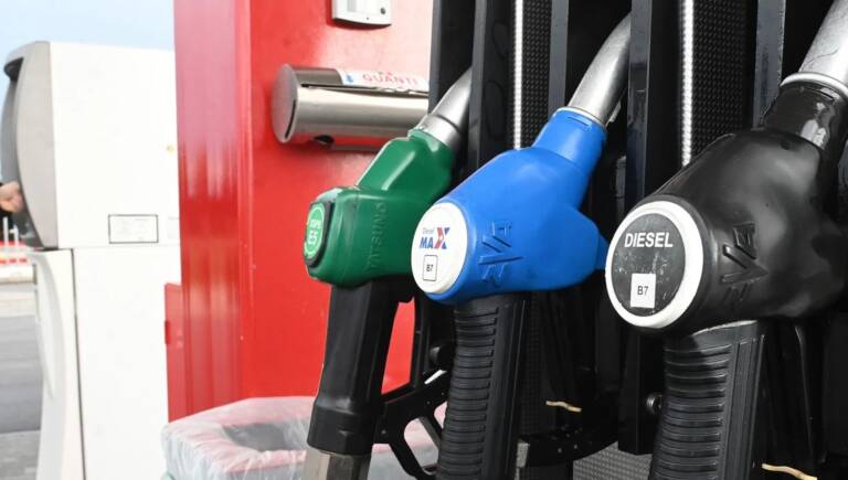 Carburanti, dieci anni di stangate: diesel su del 75%, il pieno pesa sempre di più